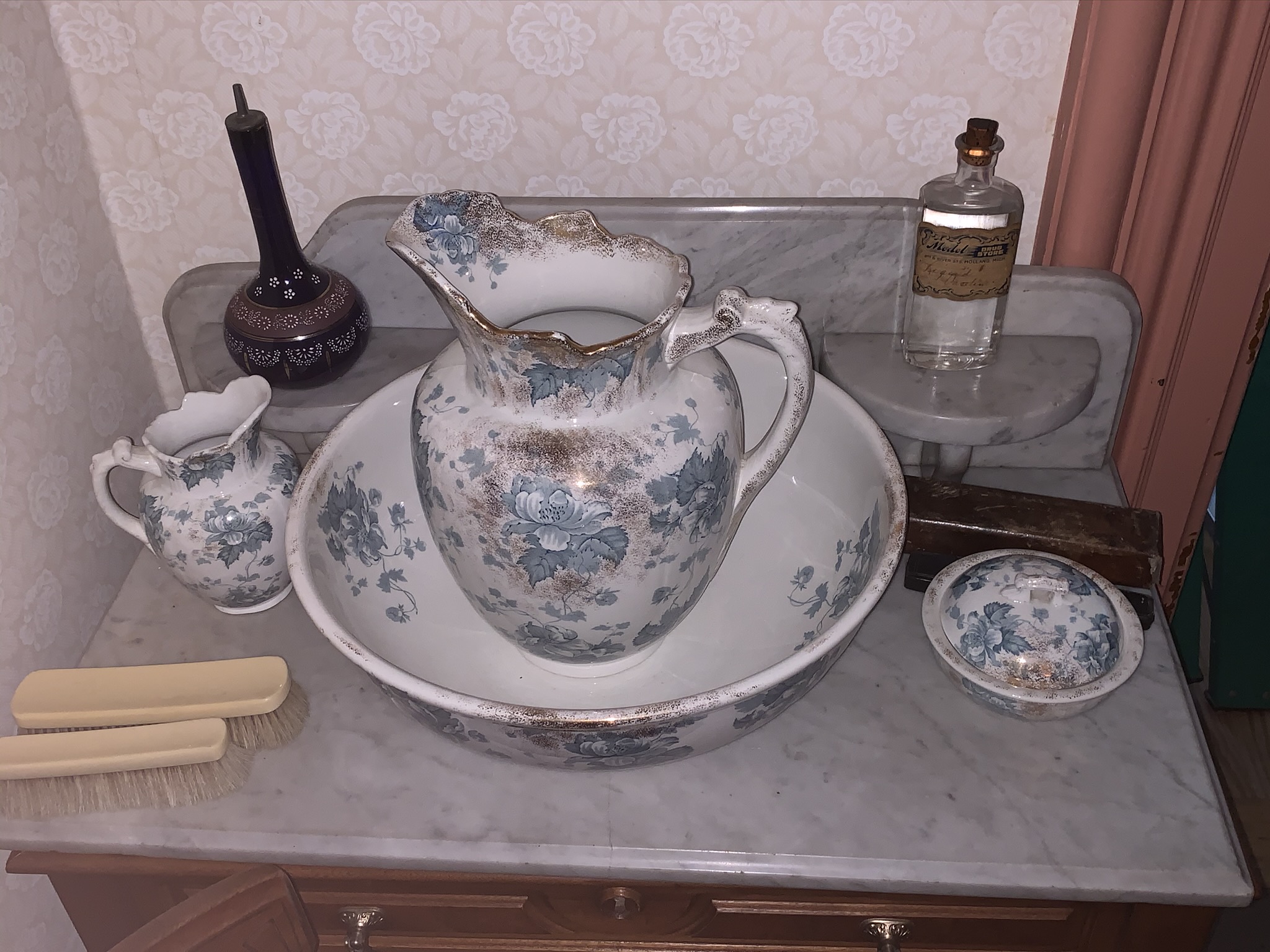 Cappon Staffordshire Toilet Set