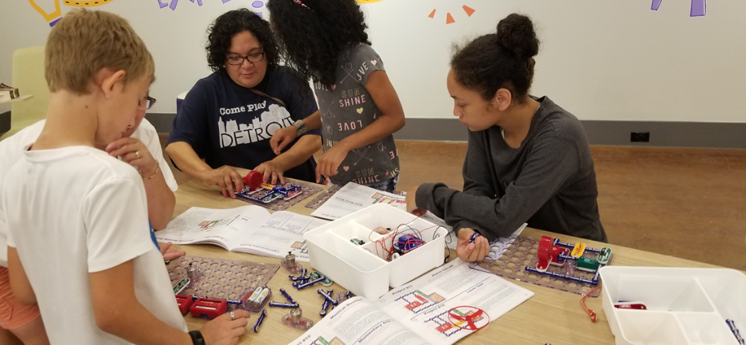 Picture of the Holland Museum Spark!Lab with kids participating in activities.